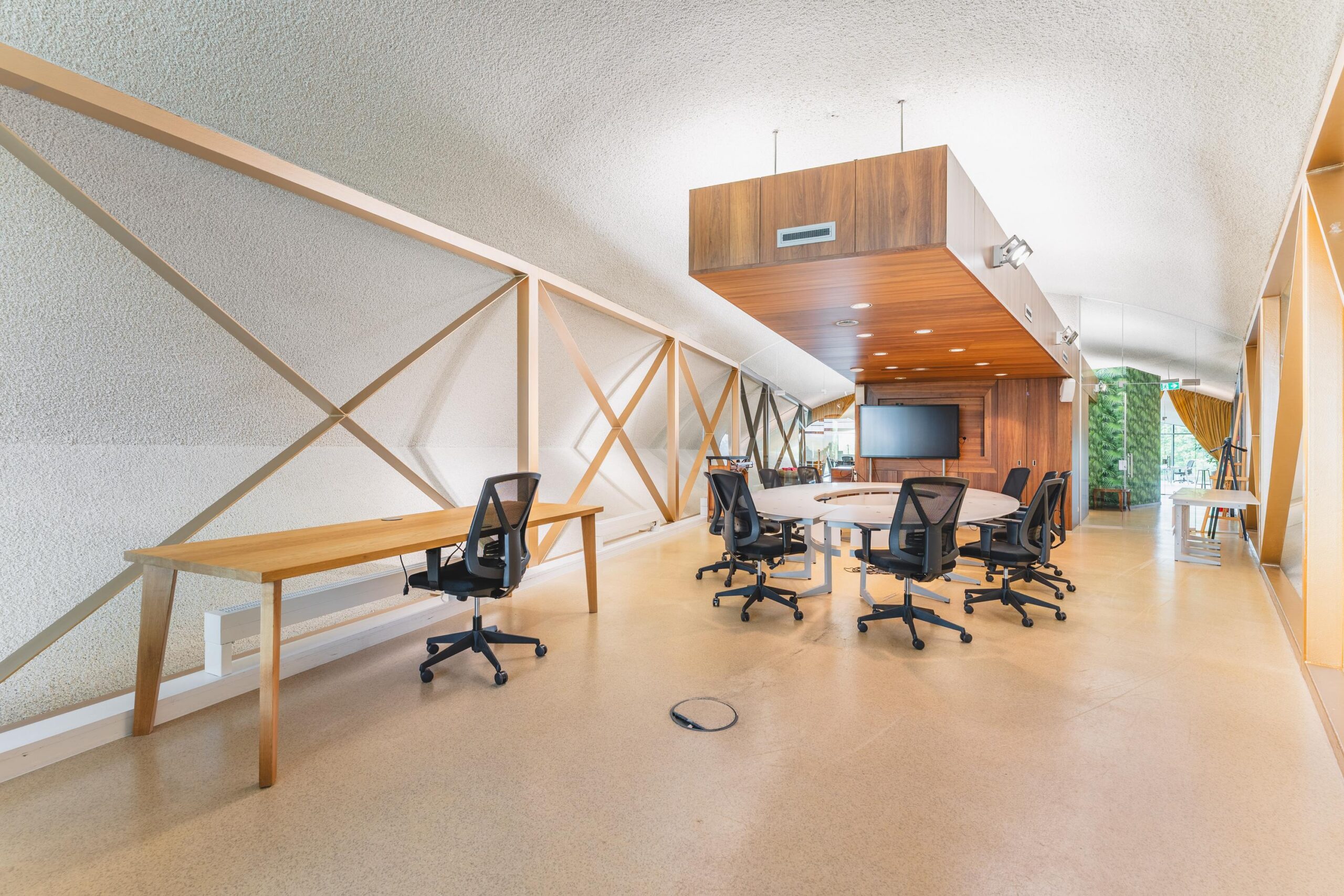 Moderne vergaderruimte aan de Prof. W.H. Keesomlaan met houten accenten, bureaus en ergonomische stoelen.